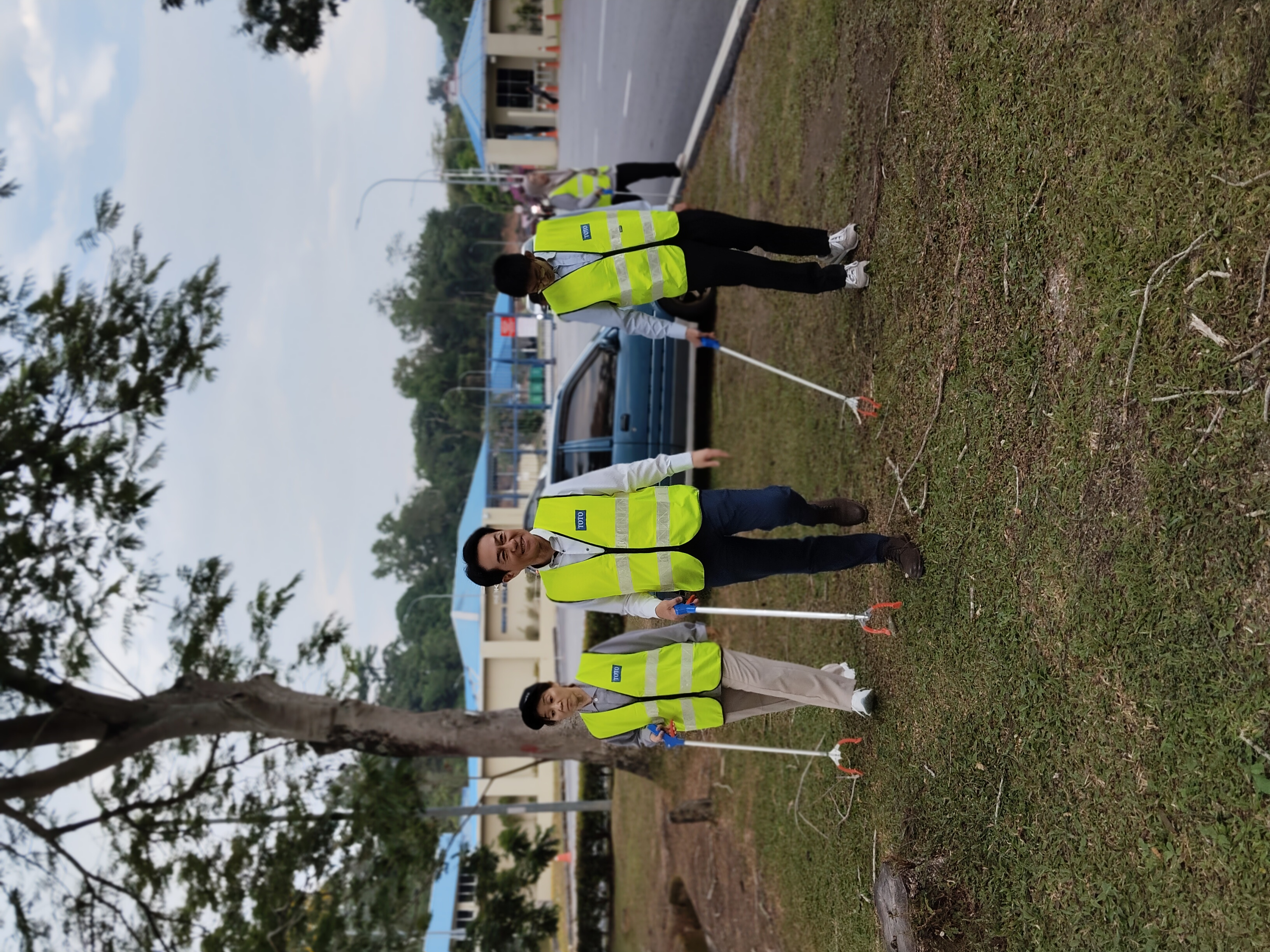toto-staff-collecting-rubbish